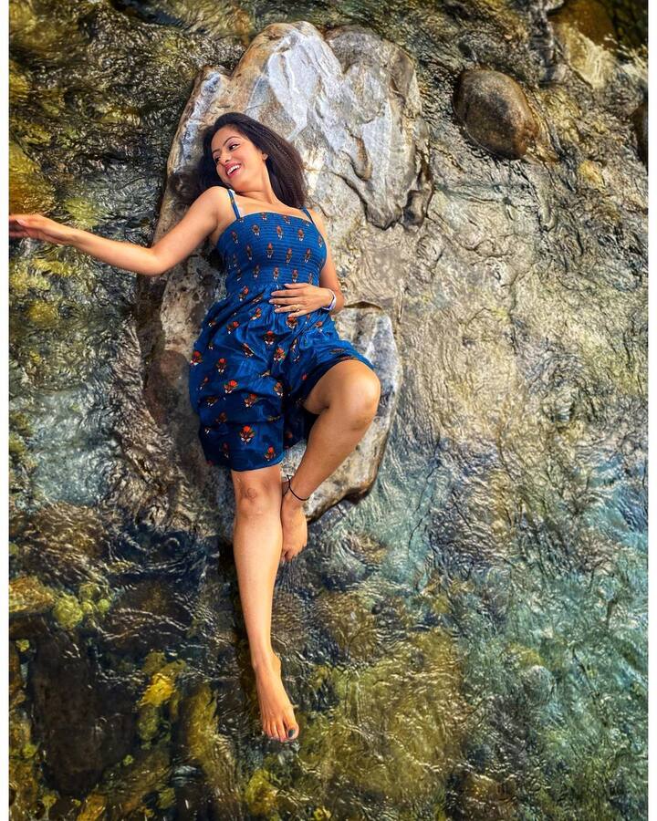 దీపికా సింగ్ ఎనర్జీని చూస్తే.. ఎనర్జీకే ఆశ్చర్యమేస్తుంది. ఎందుకంటే.. సోషల్ మీడియాలో ఈమెకు భలే క్రేజ్ ఉంది. ఇప్పటికే ఆమెకు సుమారు 3 మిలియన్ మంది ఫాలోవర్లు ఉన్నారు. - Image Credit: Deepika Singh Goyal