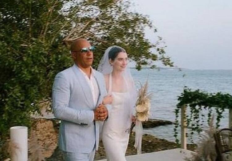 Vin Diesel walks over Paul Walker's daughter Meadow Walker during her wedding along the aisle in Dominican Republic ரீலில் மட்டுமல்ல.. ரியலிலும் என் நண்பன்.. பால் வாக்கரின் மகளுக்காக வந்து நின்ற வின் டீசல்!