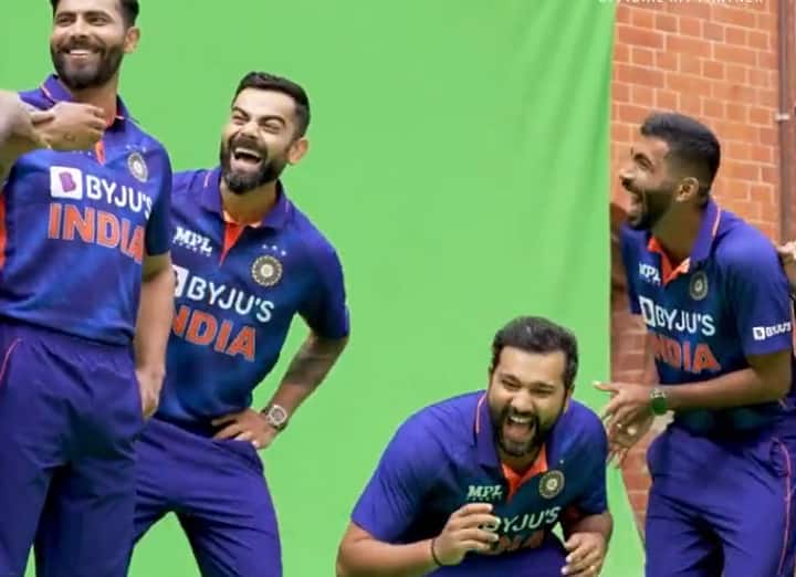 Watch Video Indian cricket team ahead of t20 world cup behind the scenes of the shoot Watch Video: போட்டுத் தாக்கும் முன் நடந்த போட்டோ ஷூட்... புது ஜெர்ஸியில் டீம் இந்தியா ஜாலி மொமண்ட்ஸ்!