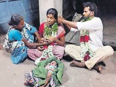 பெற்ற குழந்தை முன்னிலையில் திருமணம் செய்த பெற்றோர்... காதலி முதல் கர்ப்பம் வரை நடந்த சுவாரஸ்யம்!