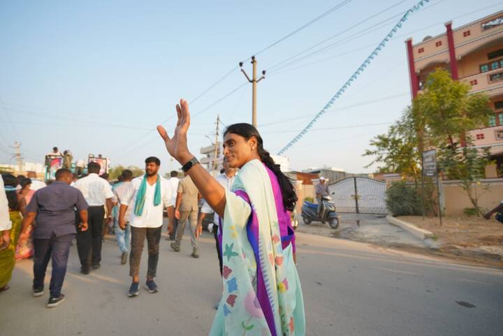 ప్రజాప్రస్థానంలో ప్రజలు చెప్తున్న బాధలు అన్నీఇన్నీ కావు అని..అధికారంలోకి వచ్చిన వెంటనే అన్ని సమస్యలూ తీరుస్తా అన్నారు.