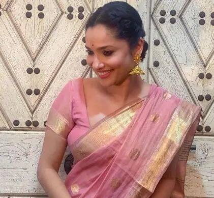 अंकिता लोखंडे : सुशांत सिंह राजपूत की मौत के बाद से ही अंकिता लोखंडे लगातार सुर्ख़ियों में बनी हुई थीं. ऐसे में ख़बरें आने लगी थीं कि बिग बॉस के 15वें सीजन के लिए अंकिता लोखंडे को एप्रोच किया जा रहा है. हालांकि, खुद अंकिता लोखंडे ने सोशल मीडिया पर एक पोस्ट लिखकर इस बात का खंडन करते हुए बताया था कि बिग बॉस में जाने का उनका कोई इरादा नहीं है.