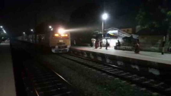 Dumdum: ‘ছিনতাইবাজের ধাক্কা’, চলন্ত ট্রেন থেকে পড়ে আহত মহিলা | Bangla News