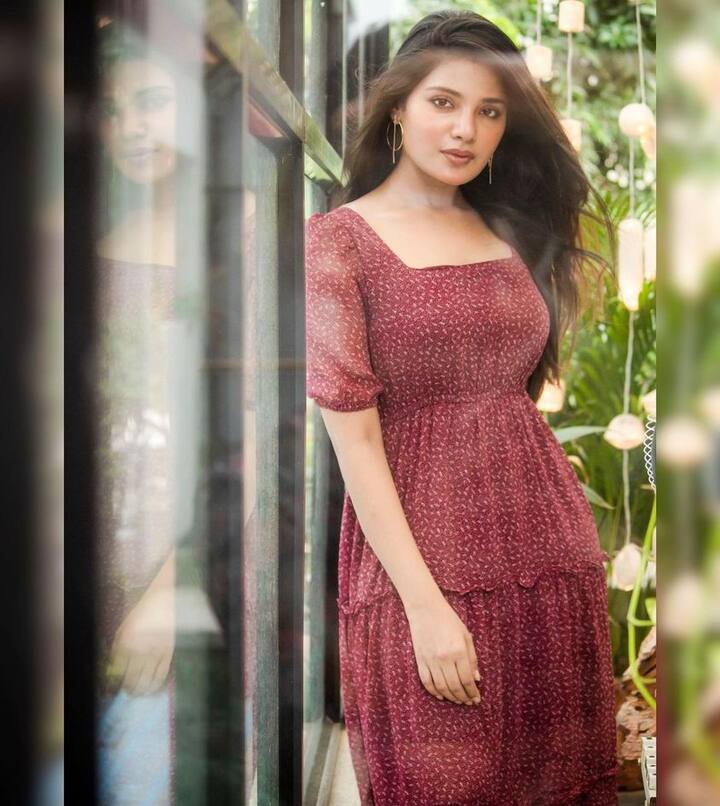 நான் காதலின் கடலில் விழுந்துவிட்டேன் நீ கரம் ஒன்று கொடுத்தாய் எழுந்து விட்டேன்