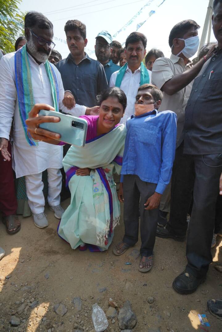 రంగారెడ్డి జిల్లాలోని రాజేంద్రనగర్ నియోజకవర్గంలో శుక్రవారం ప్రారంభమైన షర్మిల ప్రజా ప్రస్థానం పాదయాత్ర నేటి ఉదయం కొనసాగించారు.
