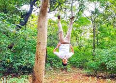 In Pics : Sukh Mhanje Nakki Kay Asta मालिकेतील 'हा' सीन करण्यासाठी मंदार जाधव लटकला झाडाला