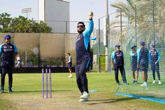 MS Dhoni Bowling: யார்க்கருக்கு குறி வைத்த கீப்பர்!? - தோனி வைரல் க்ளிக்ஸ்