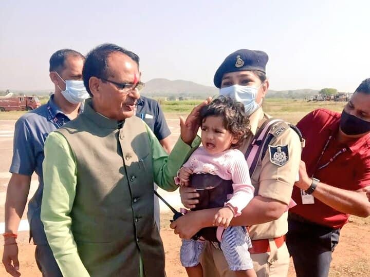 Madhya Pradesh: Woman cop carries 1.5-year-old daughter to duty at helipad, photos go viral ஒன்றரை வயது குழத்தையை சுமந்து பாதுகாப்பு பணிக்கு வந்த பெண் போலீஸ் அதிகாரி: நெகிழ்ந்து போன முதல்வர்!