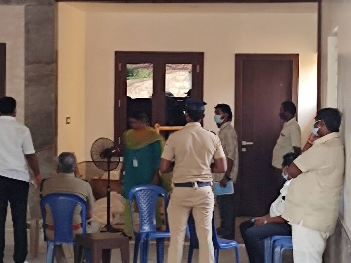 Salem AIADMK leader Ilangovan's home anti-corruption Raid update இளங்கோவன் வீட்டு ரெய்டில் சிக்கியது என்ன? நள்ளிரவு வரை நடந்தது இது தான்!