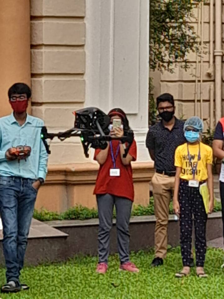 আর ড্রোন ওড়ানোর সময় তাদের উৎসাহ ছিল চোখে পড়ার মতো। (ছবি ও তথ্য- ঝিলম করঞ্জাই)