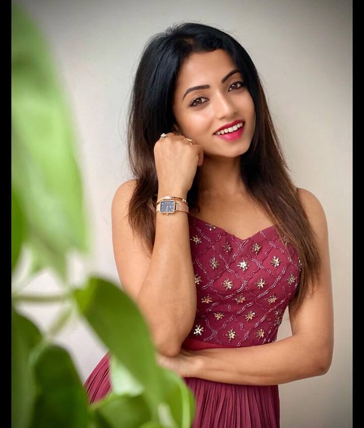 (Image credit: Instagram) నా పేరు మీనాక్షి సీరియల్ తో ప్రేక్షకులను ఆకట్టుకున్న నటి నవ్యస్వామి.