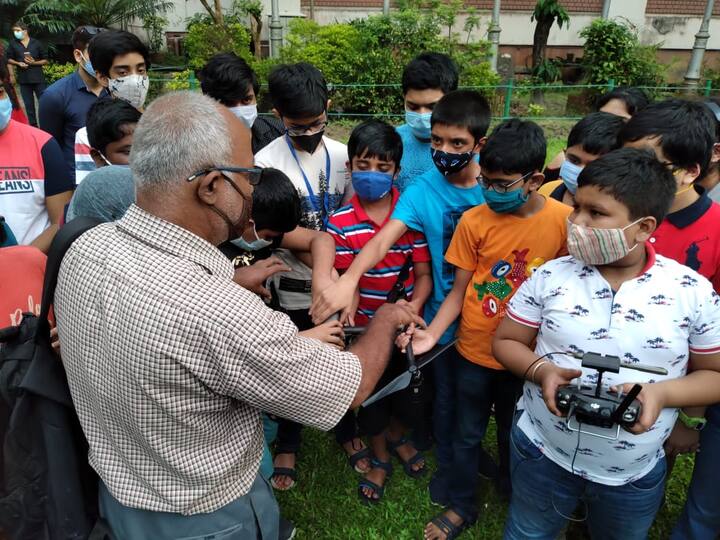 কীভাবে ড্রোন ওড়ানোই বা হয় আকাশে?