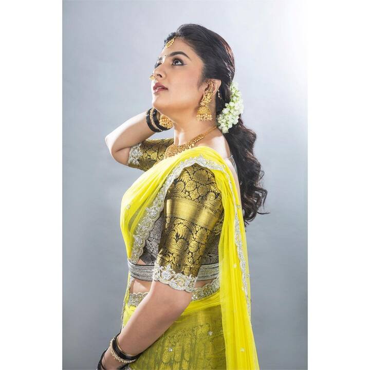 (Image credit: Instagram) నలుపు-పసుపు లంగోవోణీలో కుర్రకారు గుండె మెలిపెట్టేలా ఉంది అందాల బొమ్మ.
