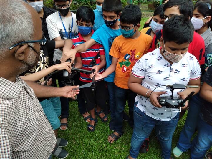 কলকাতার বিভিন্ন স্কুলের ক্লাস সিক্স থেকে টুয়েলভ পর্যন্ত পড়ুয়াদের যেখানে হাতেকলমে দেখানো হয় বিস্তারিত।