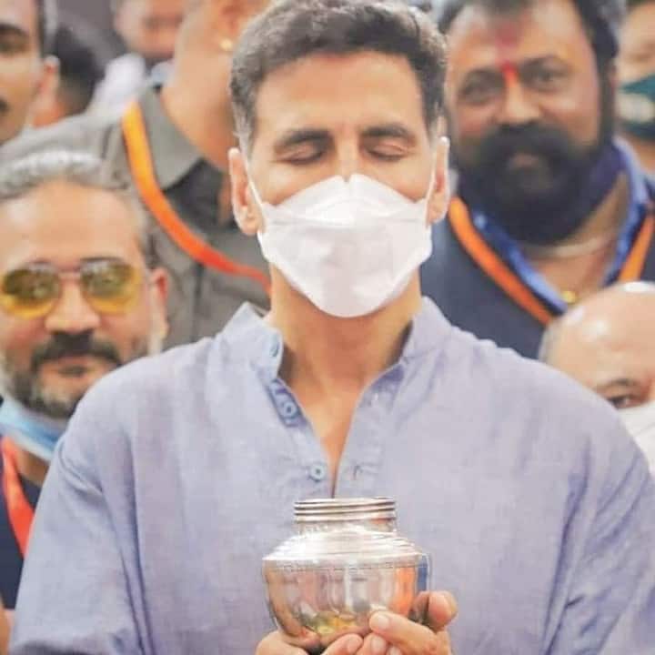 पहिल्या पोस्टरमध्ये अक्षय निळ्या रंगात दिसत आहे, त्याचे डोळे बंद आहेत आणि केस ड्रेडलॉकमध्ये आहेत. एका शालेय विद्यार्थी छायचित्राशी तळाशी बसलेला दिसत आहे आणि पोस्टरवर ‘रख विश्वास, तू है शिव का दास’ असे शब्द लिहिलेले आहेत.  (Photo:@yashh____25/IG)