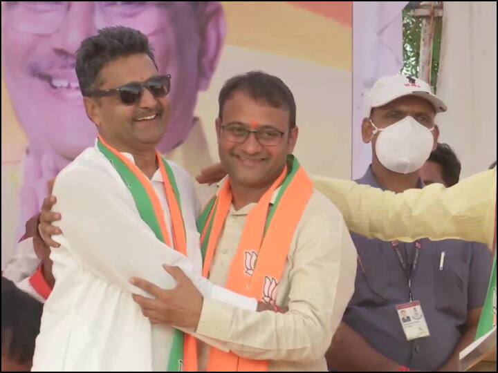 Congress MLA Joins BJP: मध्य प्रदेश में उपचुनाव से पहले कांग्रेस को लगा झटका, बीजेपी में शामिल हुए ये नेता