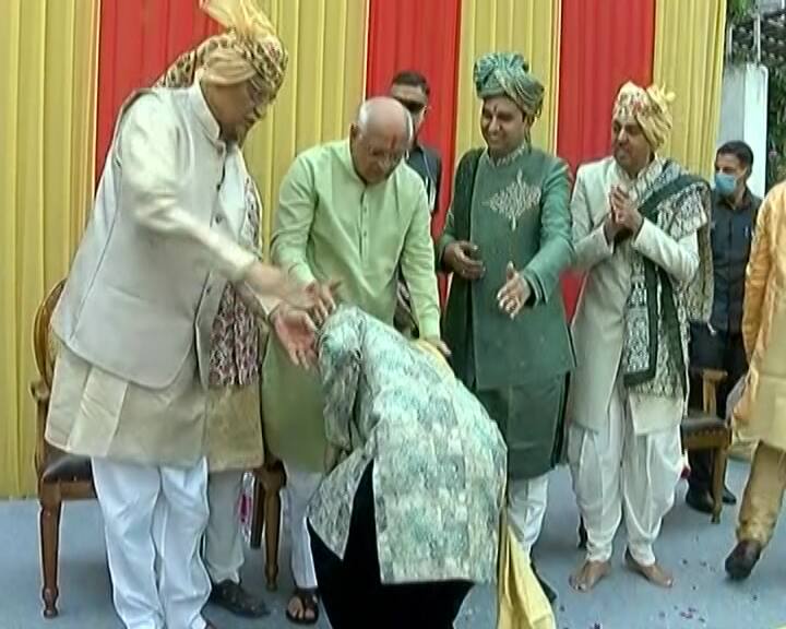 હિંમતનગરના ભાવેશ ગીરીશભાઈ ભંડારીના દીકરા ભવ્ય અને દીકરી વિશ્વાકુમારી પણ દીક્ષા લઈ રહ્યા છે. જેને લઈ હિંમતનગર જૈન સમાજમાં પણ ઉત્સાહનો માહોલ છે. ત્યારબાદ 29 નવેમ્બરે સુરતના શાંતિવર્ધક જૈન સંઘ પાલ ખાતે સૂરિ જિન સંયમ કૃપા પાત્ર જૈનાચાર્ય યોગતિલક સૂરિશ્વરજીની નિશ્રામાં એક સાથે 74 મુમુક્ષો દીક્ષા લઈ સંસારનો ત્યાગ કરશે.