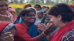 Barabanki जाते वक्त रास्ते में महिलाओं से मिलीं Priyanka Gandhi, हाथों से खाई जलेबी