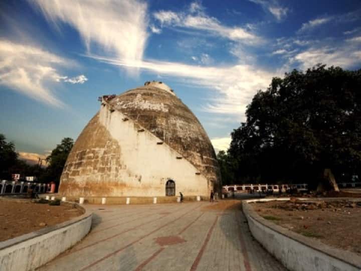 Bihar: अनाज रखने के लिए अंग्रेजों ने कराया था गोलघर का निर्माण, जानिए 235 साल पुरानी इस इमारत के बारे में Golghar was built by the British to keep food grains, know about this 235 year old building Bihar: अनाज रखने के लिए अंग्रेजों ने कराया था गोलघर का निर्माण, जानिए 235 साल पुरानी इस इमारत के बारे में