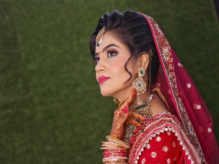 Karwa Chauth 2021 Special Makeup Follow these makeup tips to get bridal look in Karwa Chauth Karwa Chauth 2021: करवा चौथ के खास मौके पर इन मेकअप टिप्स को फॉलो करके पाएं दुल्हन जैसा लुक