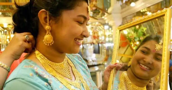 Karwa chauth 2021 gold and silver price drop 8,395 rupees from record high check here 10 gram rates Gold-Silver Price: करवा चौथला सोने 8,395 रुपयांनी स्वस्त मिळतंय; तुमच्या शहरातील रेट पहा..