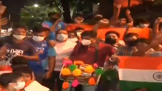 India Vs Pakistan: সুবিশাল রঙ্গোলি থেকে প্রদীপ, আসমুদ্র হিমাচলের শুভেচ্ছাবার্তা বিরাট বাহিনীকে। Bangla News