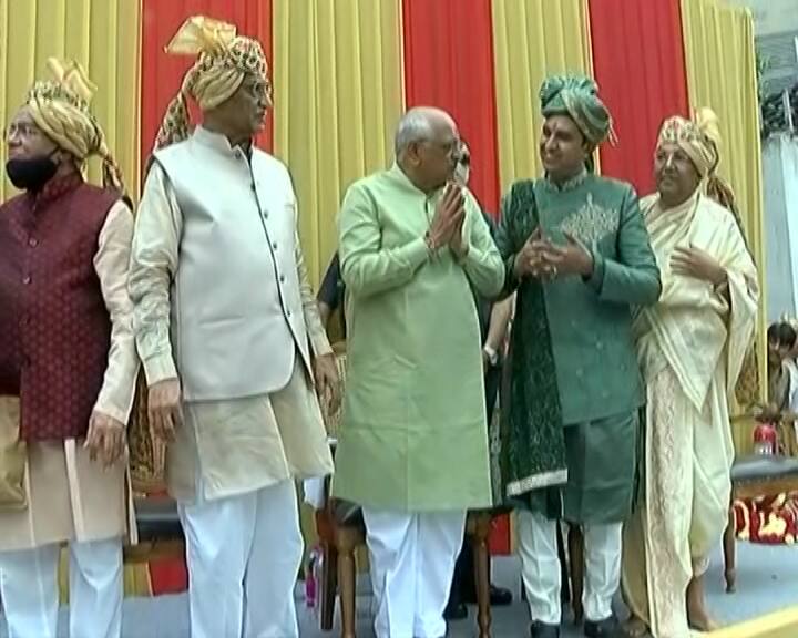 આ શોભાયાત્રા શરૂ થાય તે પહેલા મુખ્ય મંત્રી ભુપેન્દ્રભાઈ પટેલ તમામ દીક્ષાર્થીઓને મળ્યા હતા. ત્યારબાદ યાત્રાને લીલી ઝંડી આપી પ્રસ્થાન કરાવ્યું હતું.  મુખ્ય મંત્રીએ આ પ્રસંગે સાધુ-સંતોના આશીર્વાદ પણ લીધા. આ વરઘોડામાં 74 મુમુક્ષો માટે ભવ્ય રીતે તૈયાર કરેલી શિબિકાઓ, આકર્ષક ટેબ્લો, દેશભરમાંથી આવેલી મંડળીઓ અને મોટો સાધુ સમુદાય પણ જોડાયો હતો.