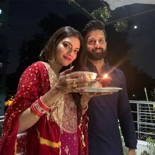 हाल ही में टॉलीवूड एक्ट्रेस नुसरत जहां ने अपने पति निखिल जैन से तलाक लिया है. लेकिन बीते साल तक वह निखिल के लिए करवाचौथ का व्रत रखती थीं. सोशल मीडिया पर उनकी ये तस्वीर वायरल है. (फोटो: सोशल मीडिया)