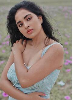 புத்தம் புது காலை... கன்னக்குழி அழகி ஸ்ருஷ்டியின் ரீசண்ட் புகைப்படங்கள்