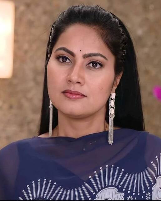 నందమూరి బాలకృష్ణ హీరోగా నటించిన పాండురంగడు సినిమాలో ఓ దేవుడి భార్యగా కనిపించింది. (Image Credit/ Suhasini Instagram)