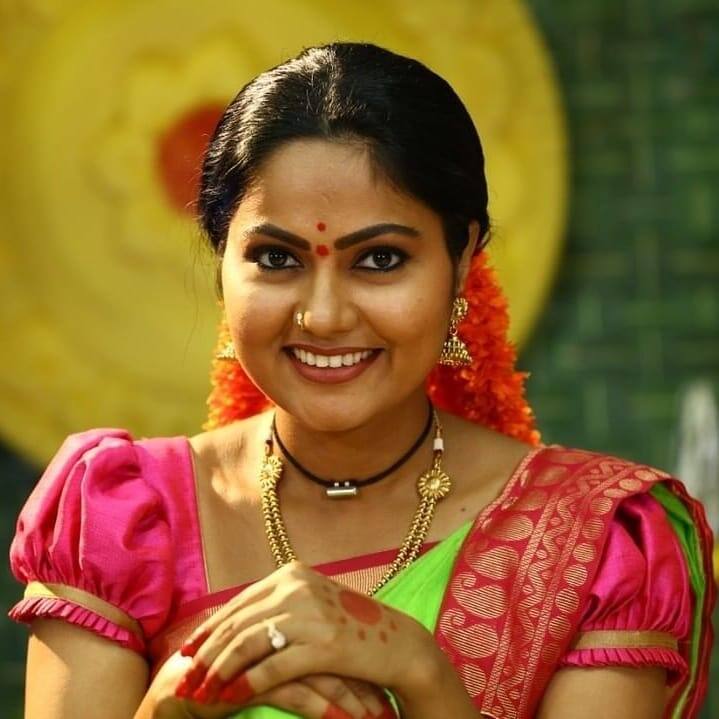 తరువాత తమిళంలో 'అధూ' అనే సినిమా చేసింది. (Image Credit/ Suhasini Instagram)