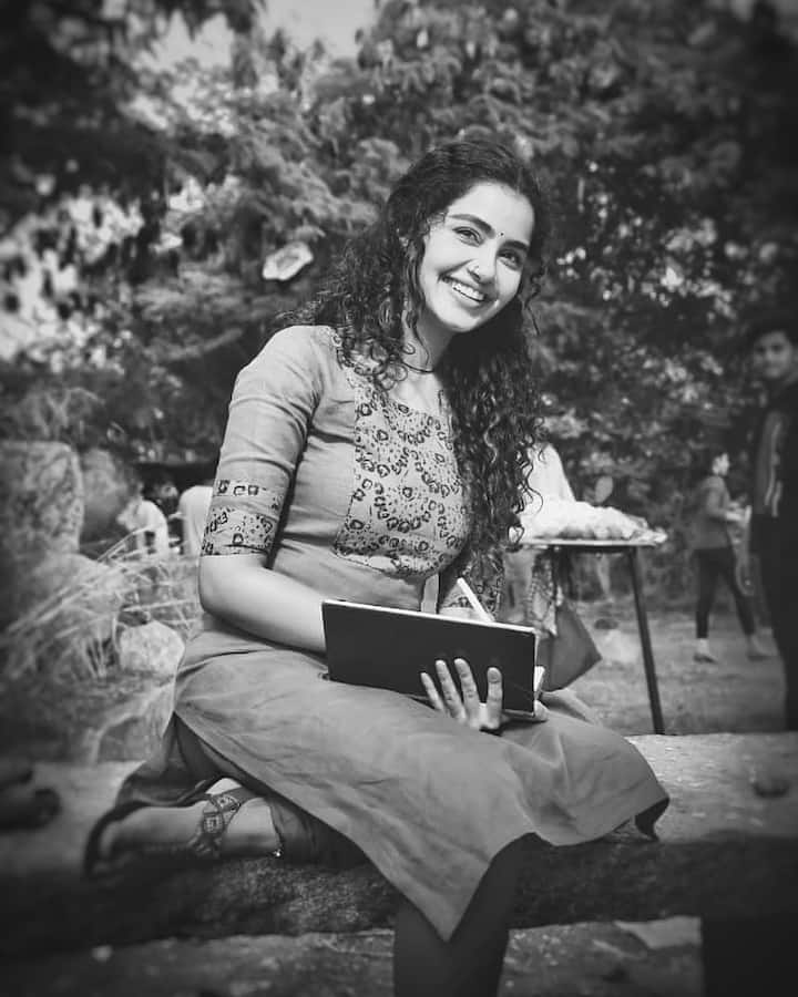 (Image credit: Instagram) అలల్లా ఎగిరే ఆమె రింగు రింగుల జుట్టే అనుపమాకు ప్రత్యేక ఆకర్షణ.