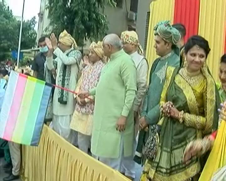 જૈન શાસનના વિજયમાર્ગની વિજયધ્વજા લહેરાવતી અનેક વિશષ્ટિતાઓ સાથે ભવ્ય વર્ષીદાનનો વરઘોડો સવારે 10 કલાકે અમદાવાદ શહેરના ઉસ્માનપુરાથી રવાના થયો. આ વરઘોડો સુમતિનાથ જિનાલાયથી ઋજુવાલિકા ફ્લેટથી સત્યવાદી સોસાયટી થઇ પંચશીલ રેસીડેન્સી પહોંચ્યો હતો. અહીંથી તલાવડી થઇ નારણપુરા રેલવે ક્રોસિંગ થઇને ડી.કે.પટેલ હોલ સુધી ભવ્ય શોભાયાત્રા યોજાઈ.