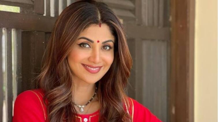 Shilpa Shetty shares her Karwa Chouth Look, wishes fans করবা চৌথের শুভেচ্ছা জানাতে সিঁদুর, লাল পোশাকে সাজলেন শিল্পা শেট্টি