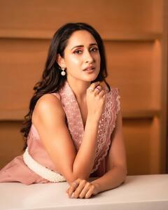 Pragya Jaiswal Photos: తీరైనా చీరకట్టులో ఎల్లోరా శిల్పంలా మెరుస్తున్న ‘అఖండ’ అందం