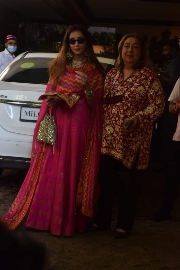 इसी बीच कपूर खानदान की बहू अनीषा मल्होत्रा जैन को उनकी सासू मां के साथ स्पॉट किया गया. (Photo Credit: Manav Manglani)