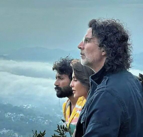 अक्षय कुमार से लेकर अजय देवगन तक कई सेलेब्स ओल्ड एज लुक में जब बड़े पर्दे पर नजर आए तो फैंस उन्हें देख शॉक्ड हो गए. अक्षय कुमार अपनी अपकमिंग फिल्म रामसेतु में काफी बुजुर्ग का कैरेक्टर प्ले करने वाले हैं. अक्षय कुमार का ये लुक सोशल मीडिया पर जैसे ही शेयर किया गया इसे देख फैंस हैरान हो गए.