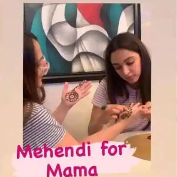 कियारा आडवाणी की मां जेनेविव आडवाणी एक मुस्लिम परिवार से आती हैं. लेकिन वह हर साल अपने पति के लिए करनाचौथ का व्रत रखती हैं. बीते साल करवाचौथ के मौके पर कियारा ने अपनी मां के साथ ये तस्वीर शेयर की थी, जिसमें एक्ट्रेस अपनी मां को मेहंदी लगाते नजर आ रही हैं. (फोटो: सोशल मीडिया)