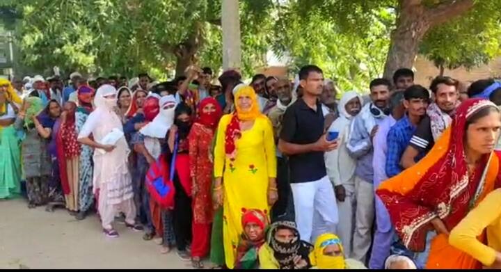 ਨਾਰਨੌਲ— ਪਿਛਲੇ ਕਈ ਦਿਨਾਂ ਤੋਂ ਦੇਸ਼ ਦਾ ਅੰਨਦਾਤਾ ਡੀਏਪੀ ਖਾਦ ਲਈ ਲੰਬੀਆਂ ਕਤਾਰਾਂ 'ਚ ਖੜ੍ਹੇ ਹੋ ਕੇ ਆਪਣੀ ਵਾਰੀ ਦਾ ਇੰਤਜ਼ਾਰ ਕਰ ਰਿਹਾ ਹੈ ਪਰ ਕਿਤੇ ਕਿਤੇ ਖਾਦ ਕਾਰਨ ਜਾਮ ਲੱਗ ਗਿਆ ਤਾਂ ਲੰਬੀਆਂ ਕਤਾਰਾਂ 'ਚ ਲੱਗੇ ਕਿਸਾਨ ਬਿਨਾਂ ਖਾਦ ਲਏ ਨਿਰਾਸ਼ ਹੋ ਕੇ ਘਰ ਪਰਤ ਗਏ।