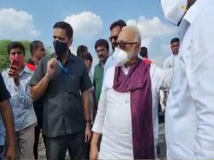 Minister Chhagan Bhujbal Helps To help injured in Nashik yeola vinchur road ताफा थांबवत मंत्री छगन भुजबळ धावले अपघातग्रस्तांच्या मदतीला 