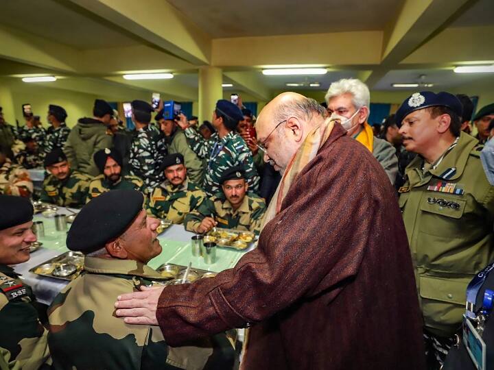 Amit Shah visits CRPF camp at Lethpora in Pulwama dinner with soldiers said zero tolerance against terrorism Amit Shah J&K Visit: पुलवामा पहुंचे अमित शाह ने आतंकवाद और पत्थरबाजी को लेकर क्या कुछ कहा? जानें
