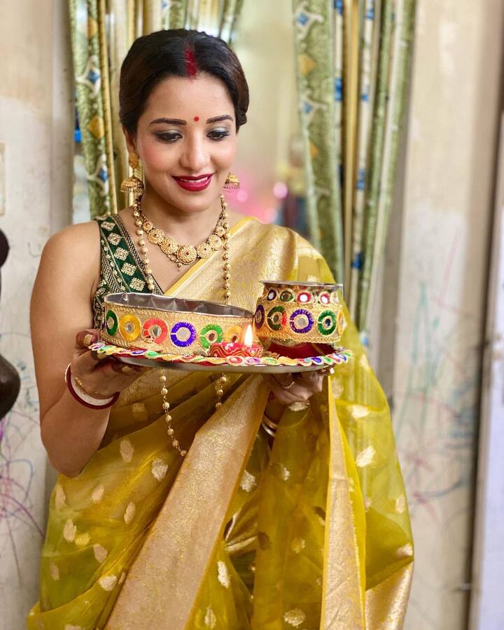 मोनालिसा ने इस मौके पर गोल्डन कलर की साड़ी पहनी थी जिसकी बूटियां और चौड़ा बॉर्डर साड़ी को हेवी लुक दे रहा था. गोल्डन के साथ ग्रीन कलर के स्लीवलेस ब्लाउज के साथ वे और खिल रही थी.