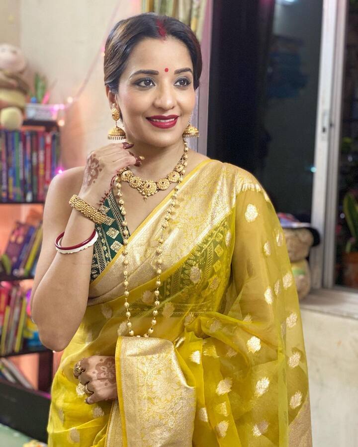 मोनालिसा ने साड़ी के कांबिनेशन में ही ज्यूलरी भी पहनी थी. गोल्डन नेकपीस के साथ मैचिंग झुमकी ने उनके लुक को कंप्लीट कर दिया था.