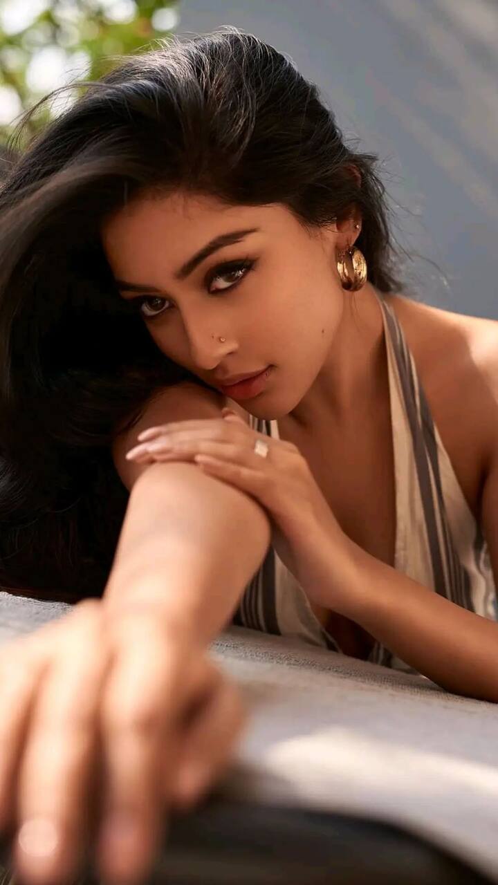 அழகாய்த்தான் ஒரு புன்னகை பூத்தாய்