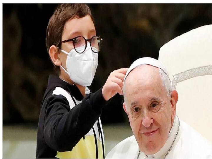 Ten-year-old boy tries to take white cap of Pope Francis; watch viral video here Watch Video | போப்பாண்டவரின் தொப்பியையே தூக்கிய குட்டிச் சிறுவன்.. வைரலாகும் வீடியோ