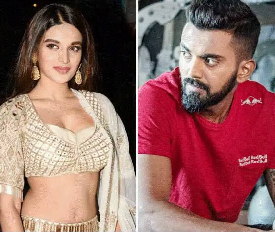 निधि अग्रवाल और केएल राहुल को लेकर साल 2019 में खबर आई थी कि दोनों एक दूसरे को डेट कर रहे हैं. कुछ समय बाद दोनों अलग हो गए. निधि और राहुल एक दूसरे को अपना अच्छा दोस्त बताते हैं.