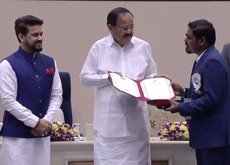 Maharashtra Barshi Solapur youth national prize Vinod Kamble's Kastoori wins National Film Award National Film Awards : बार्शीच्या विनोद कांबळेच्या 'कस्तुरी'चा दिल्लीत दरवळ, दिग्गजांच्या उपस्थितीत स्विकारला राष्ट्रीय चित्रपट पुरस्कार