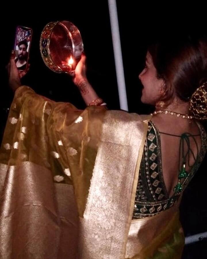 हालांकि पति विक्रांत के दूर होने पर भी मोनालिसा ने व्रत में किसी तरह की कसर नहीं छोड़ी और सोलह-श्रृंगार से लेकर पूजा की सारी विधियां तक उन्होंने सब कुछ अच्छे से पूरा किया.