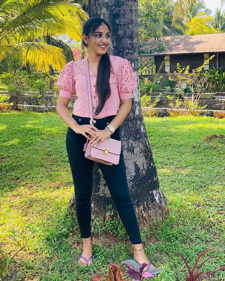 (Image credit: Instagram) ప్రణవి మానుకొండ క్యూట్ పిక్స్