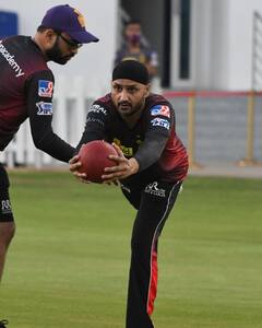 Cricketers Karwa Chauth: করবা চৌথে পবিত্র মুহূর্তে গীতাকে মিস করছেন ভাজ্জি, চাহালের সঙ্গে ছবি পােস্ট ধনশ্রীর